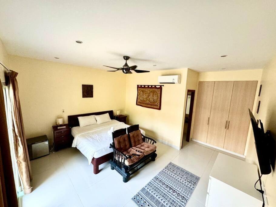 Villa 6 Bedroom And 1 Living With Private Pool *