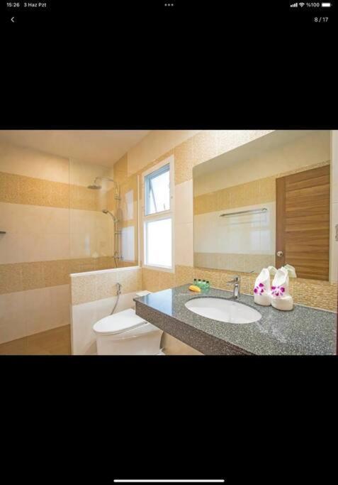 Villa 6 Bedroom And 1 Living With Private Pool *