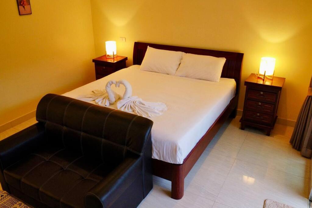 Villa 6 Bedroom And 1 Living With Private Pool *