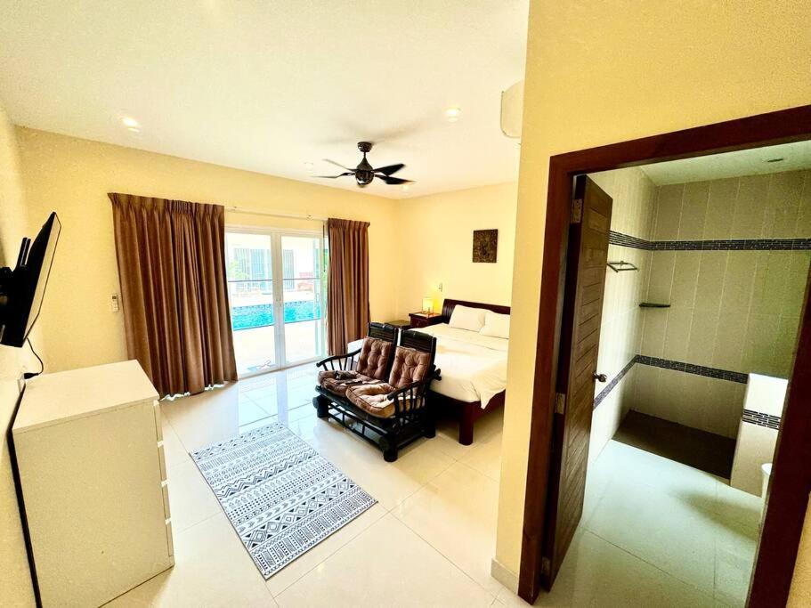 Villa 6 Bedroom And 1 Living With Private Pool *