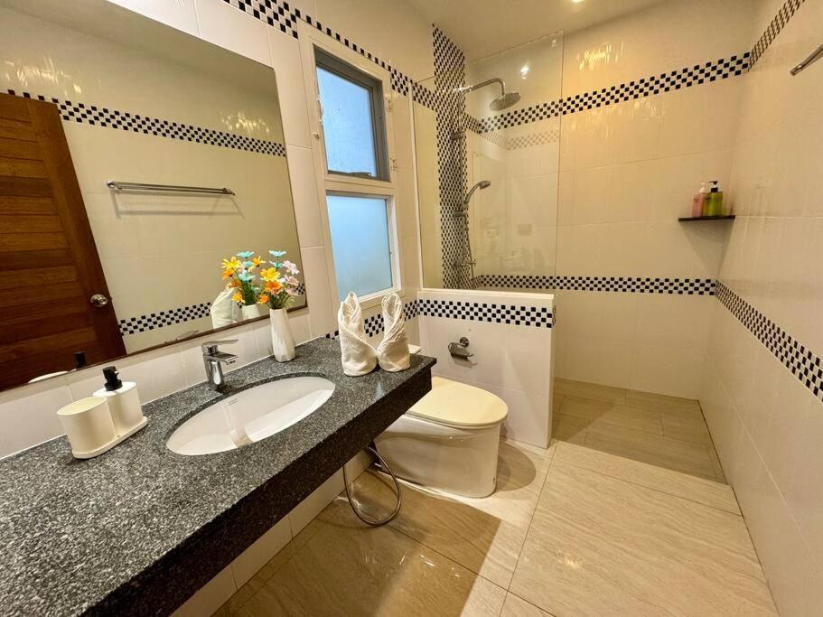 6 Bedroom And 1 Living With Private Pool Villa