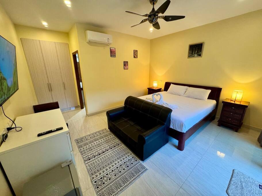 6 Bedroom And 1 Living With Private Pool *