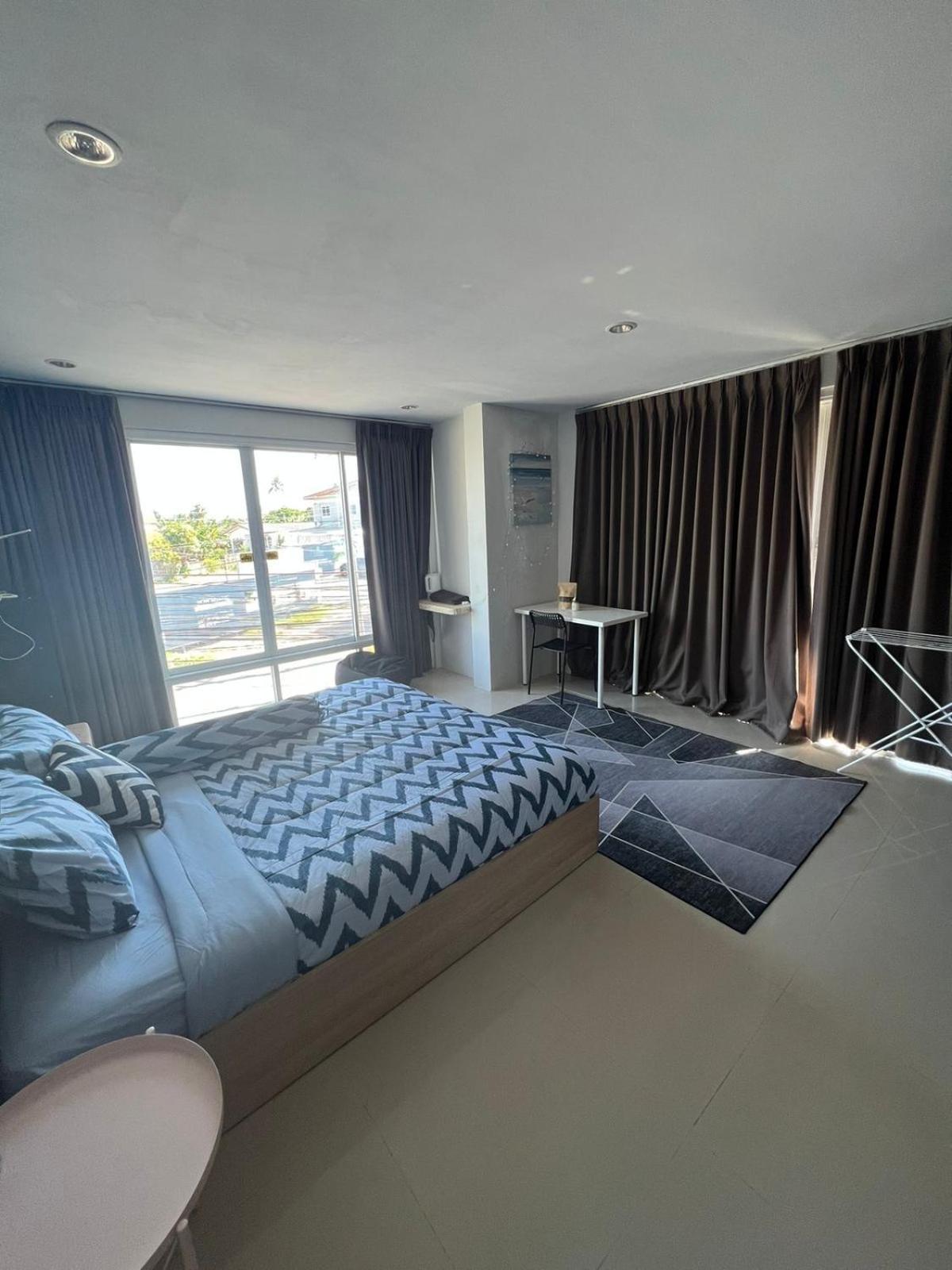 The Chu Cafe / Apartment Nai Harn