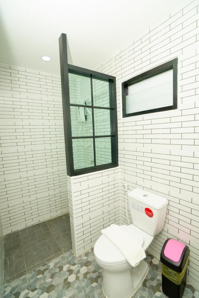 Apartment Lovely 2 Bed Share Pool Near