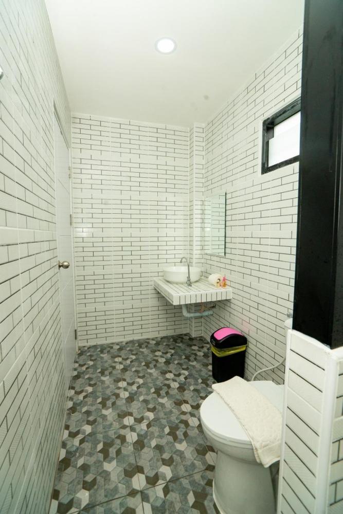 Apartment Lovely 2 Bed Share Pool Near
