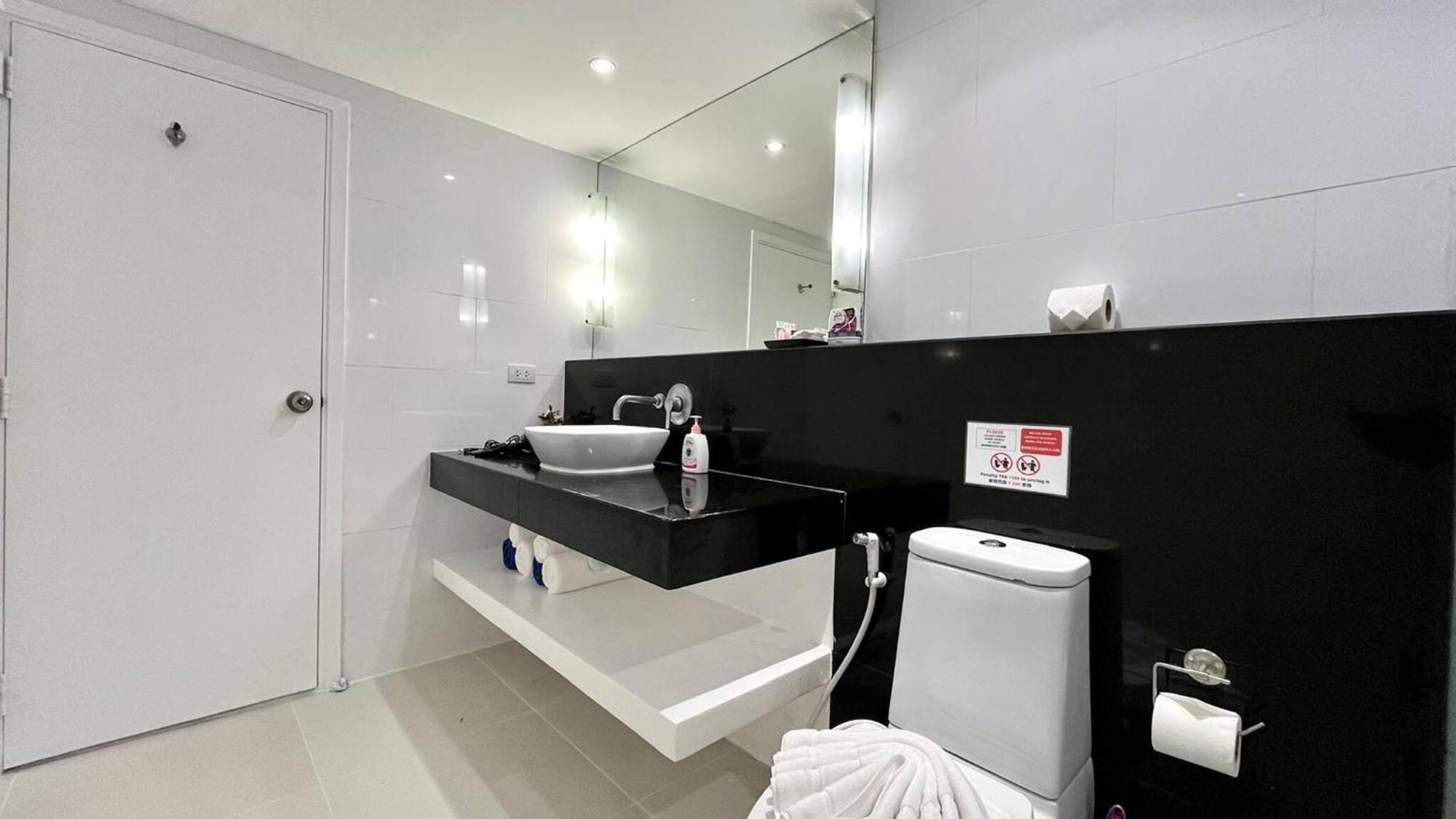 B6 - 1 Bedroom 1 Bathroom At Karon Phuket Apartment *