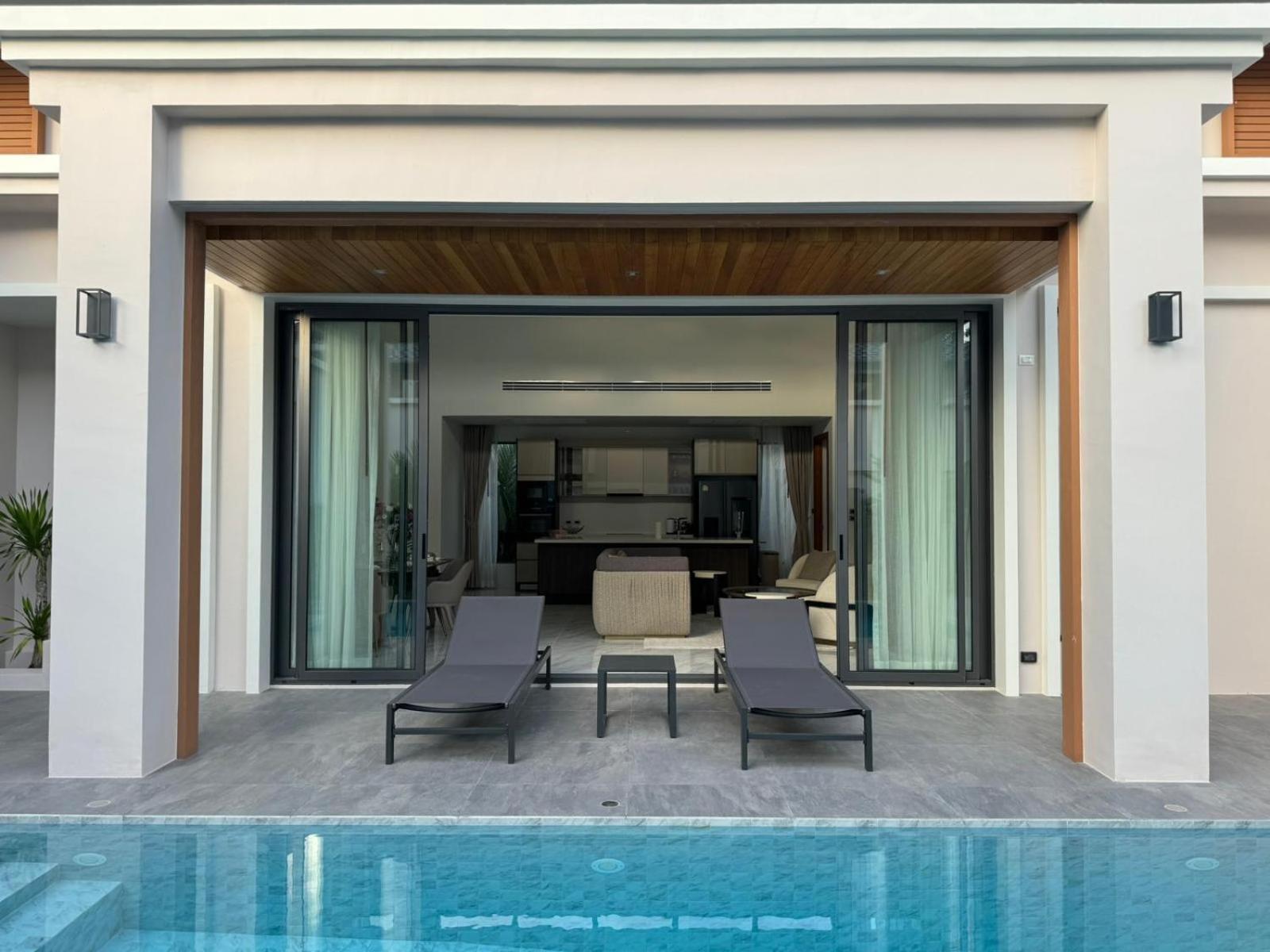 Luxury Breeze With Private Pool & Maid