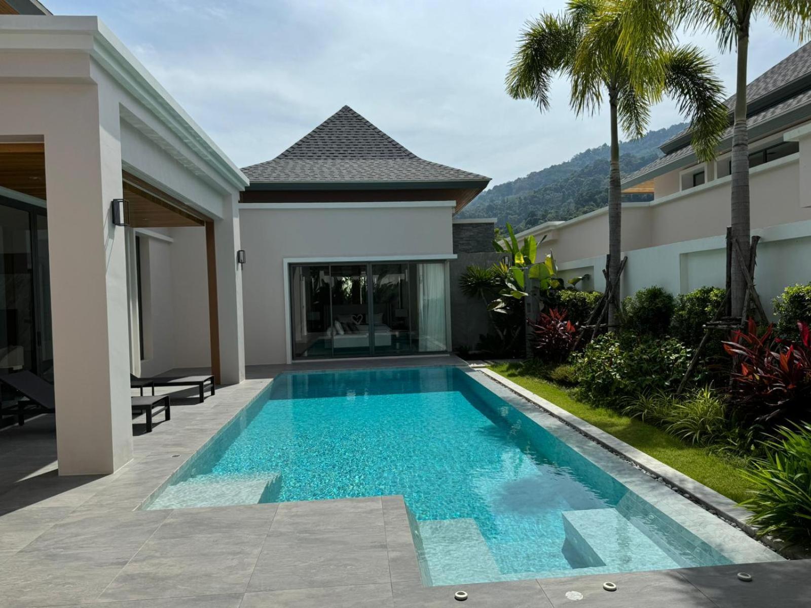 Luxury Breeze With Private Pool & Maid Villa Phuket