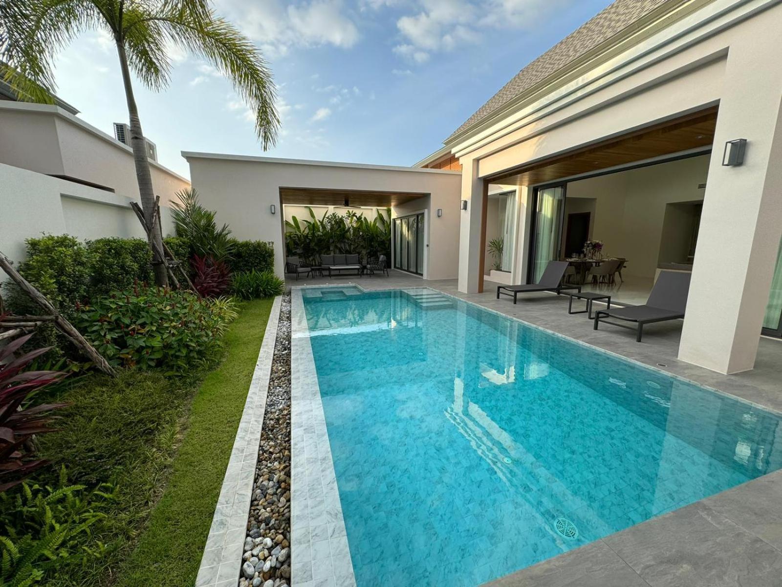 Luxury Breeze With Private Pool & Maid