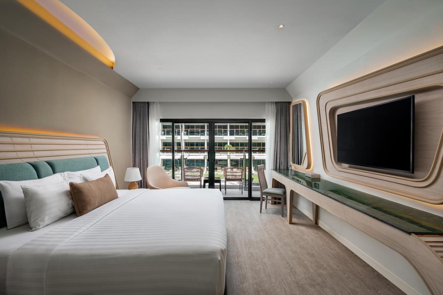 Resort Amora Beach Phuket 5*