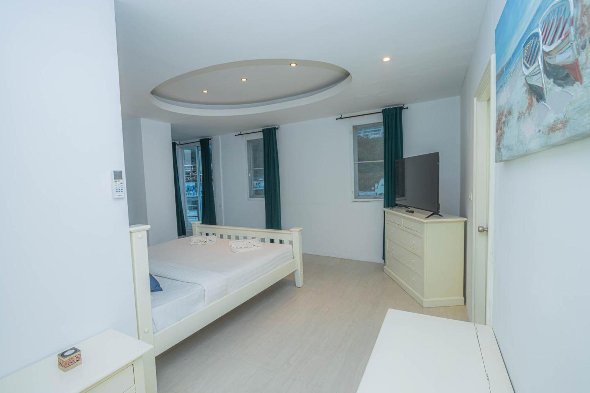 Hotel Utopia Kata By Roomquest