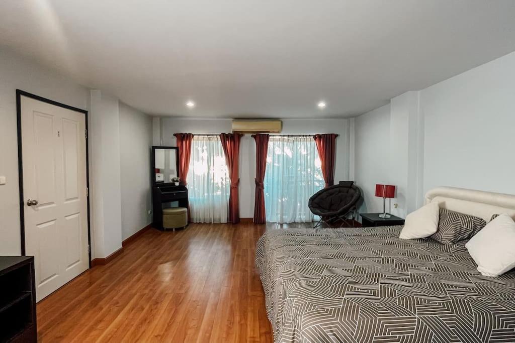Palm 220м Apartment