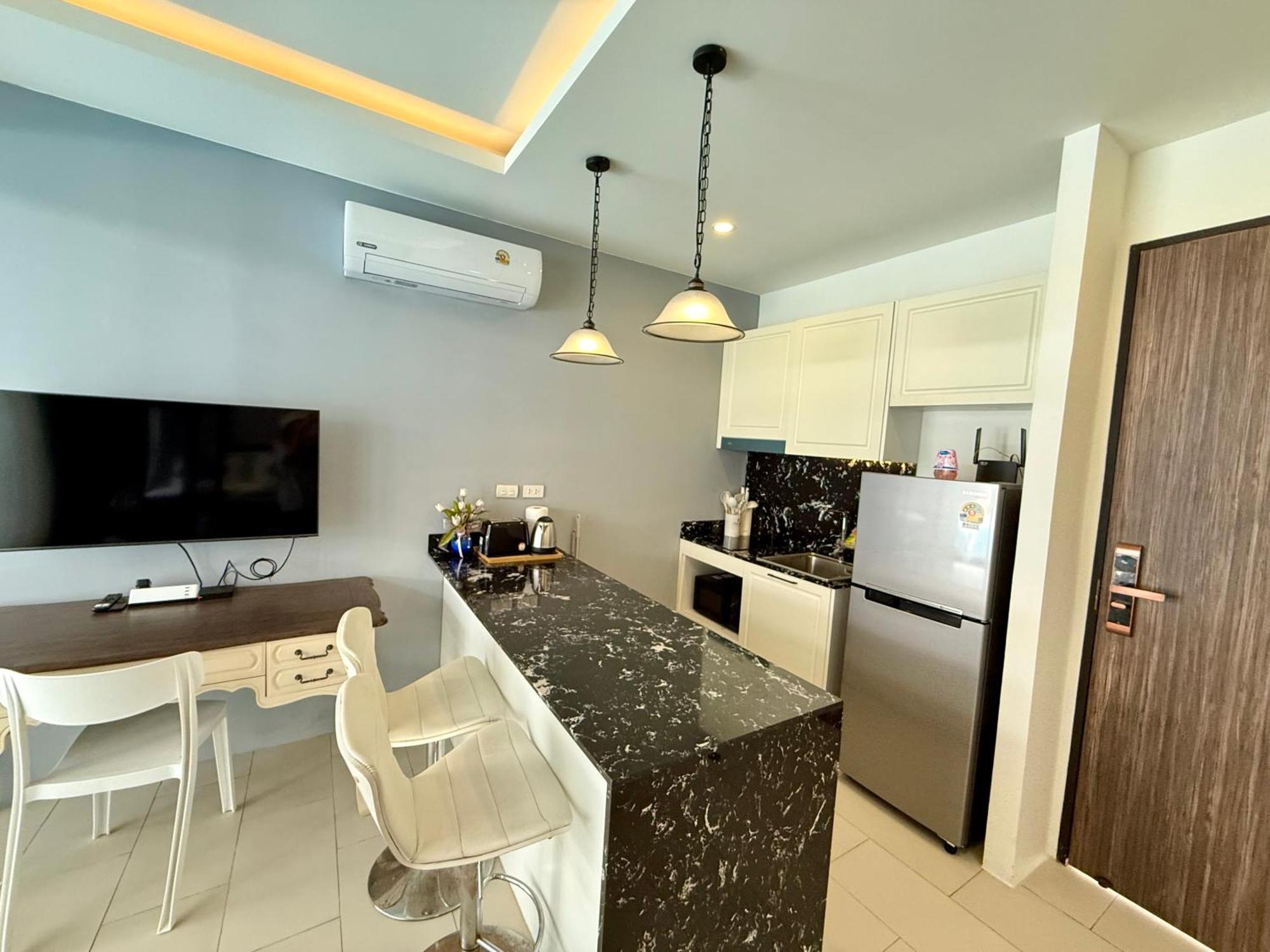 Poolside 1 Bedroom, 10 Mins Walk To *