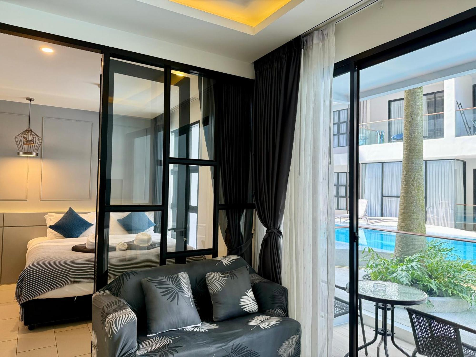 Poolside 1 Bedroom, 10 Mins Walk To