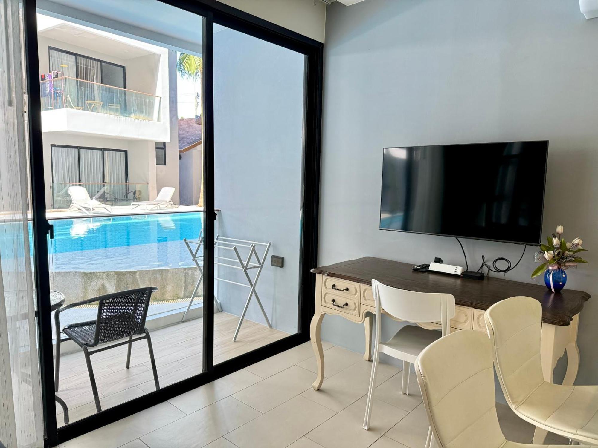 Poolside 1 Bedroom, 10 Mins Walk To Apartment