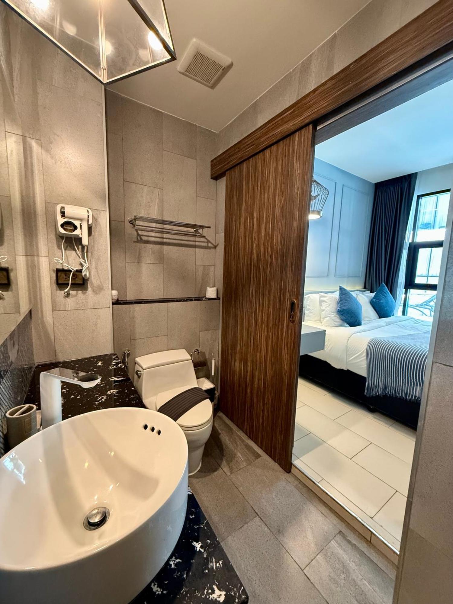 Poolside 1 Bedroom, 10 Mins Walk To Apartment