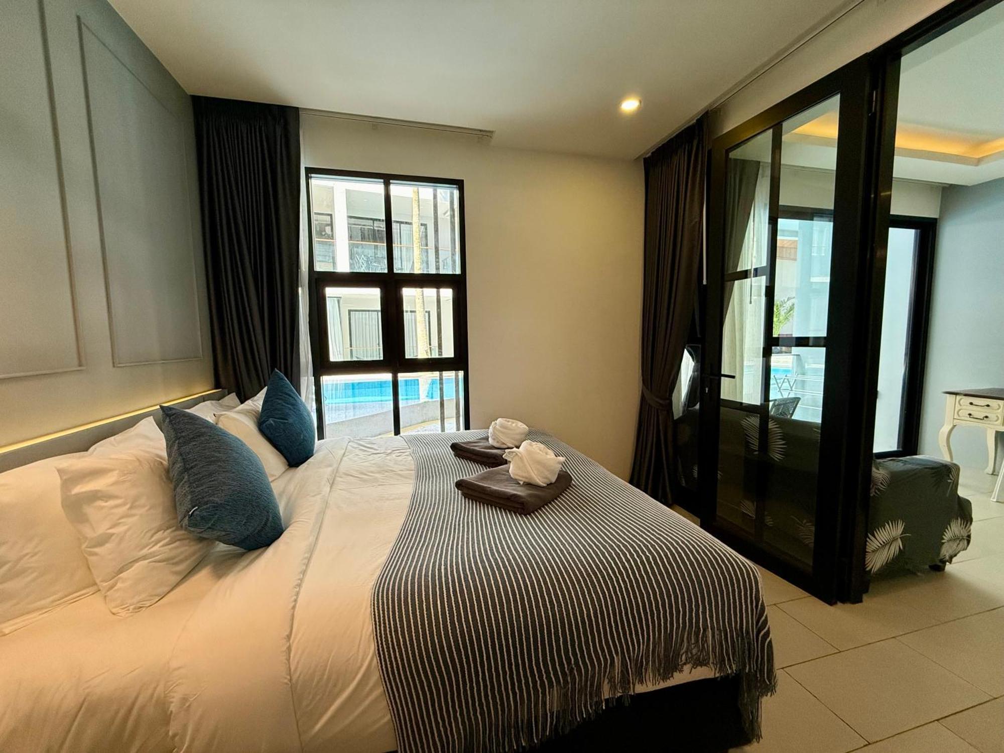 Poolside 1 Bedroom, 10 Mins Walk To *