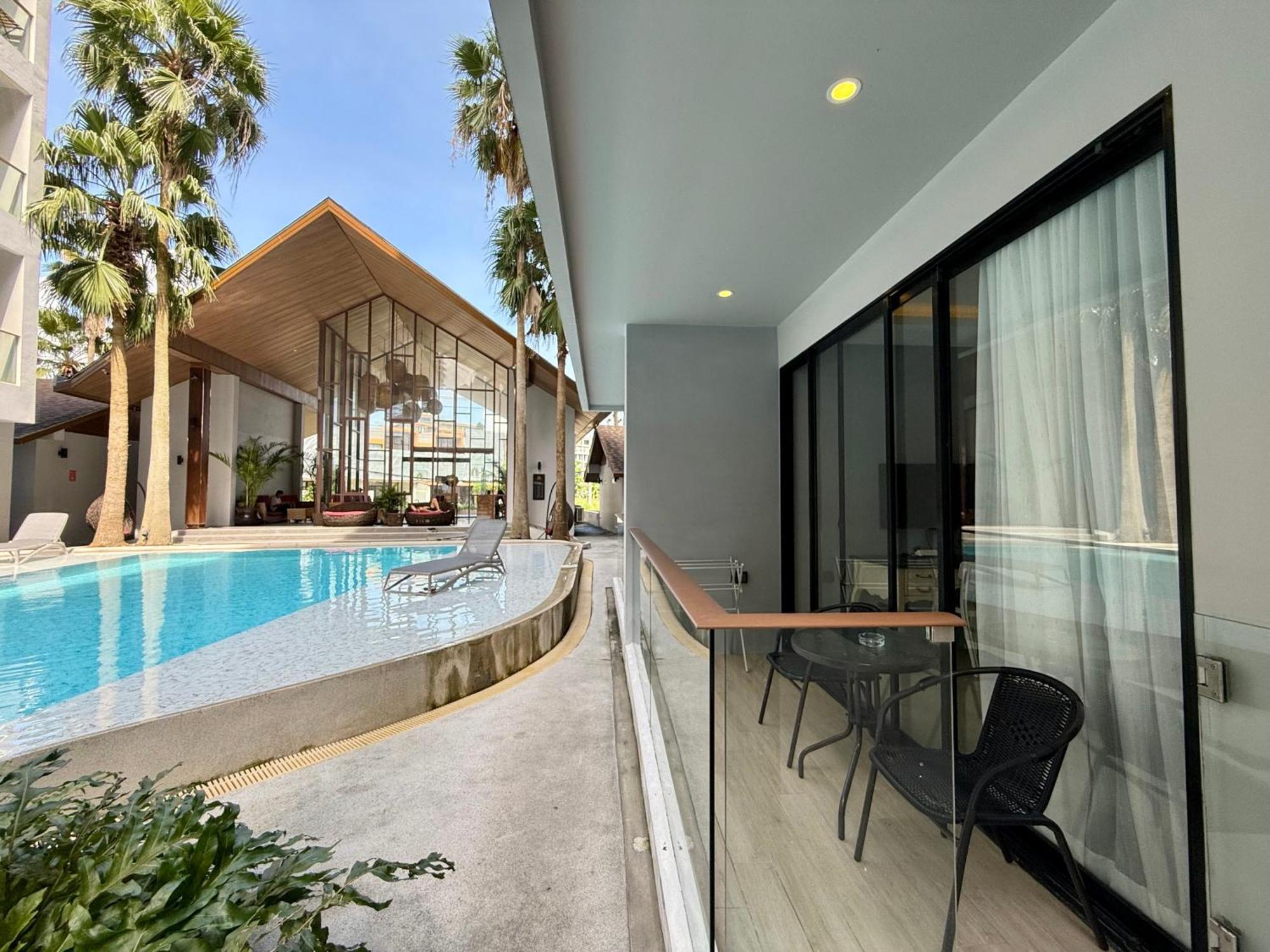 Poolside 1 Bedroom, 10 Mins Walk To