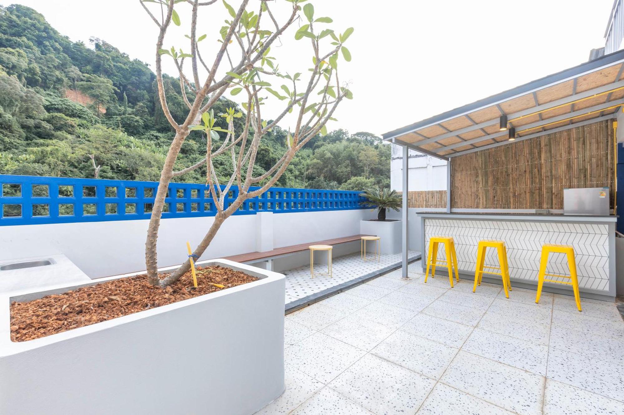 Mellow Poshtel - *
