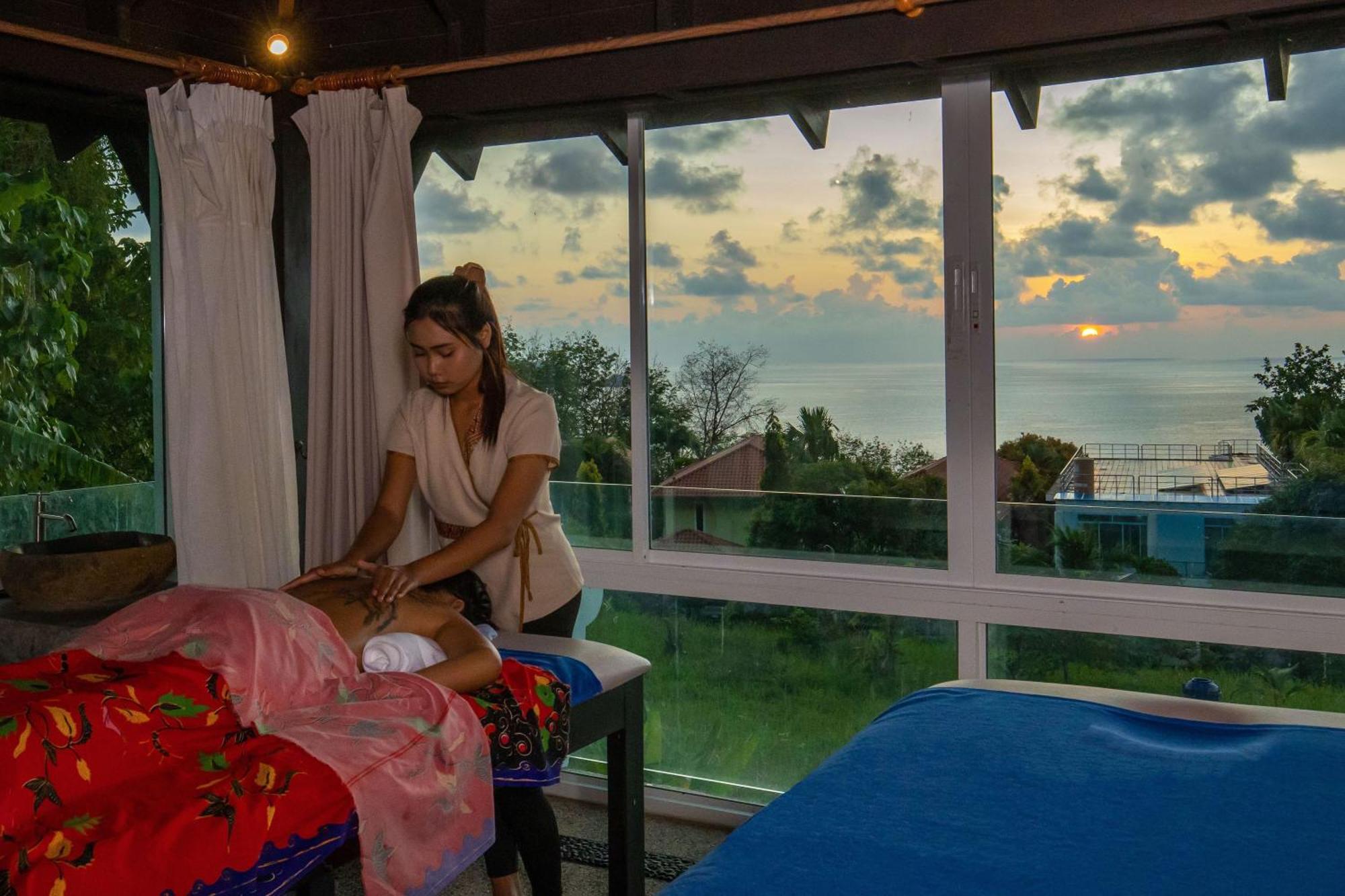 Spectacular Ocean Views 8br Pool Sawan In Patong! Relax & Play - Billiard, Table Football, Gym & Sauna!