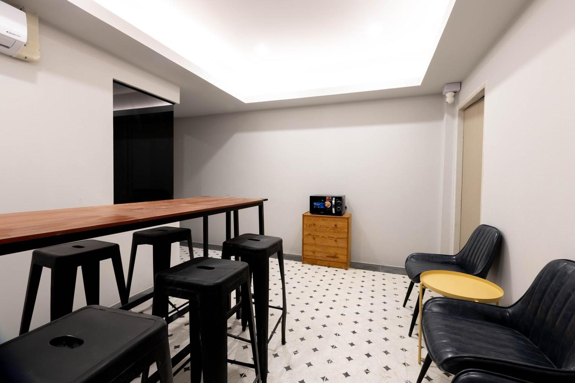Mellow Poshtel -