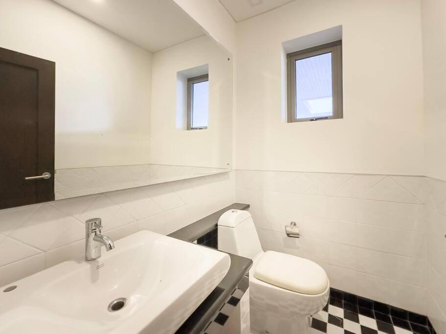 Apartment Charming 3-bdr With Pool
