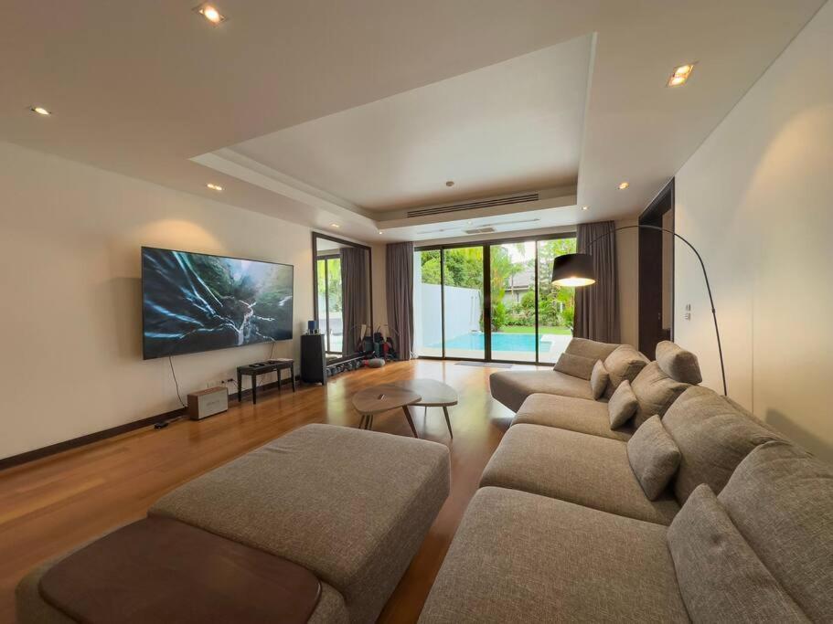 Charming 3-bdr With Pool Apartment