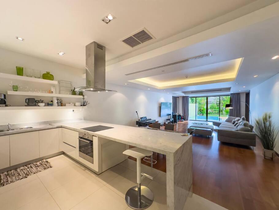 Charming 3-bdr With Pool Apartment *