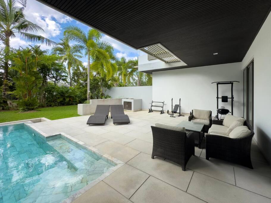 Charming 3-bdr With Pool Apartment *