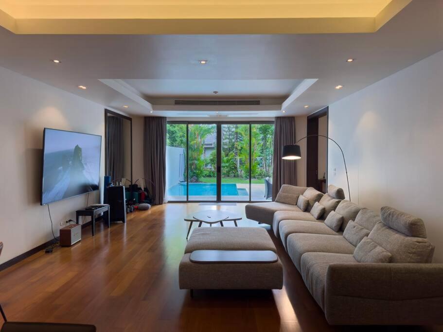 Charming 3-bdr With Pool Apartment