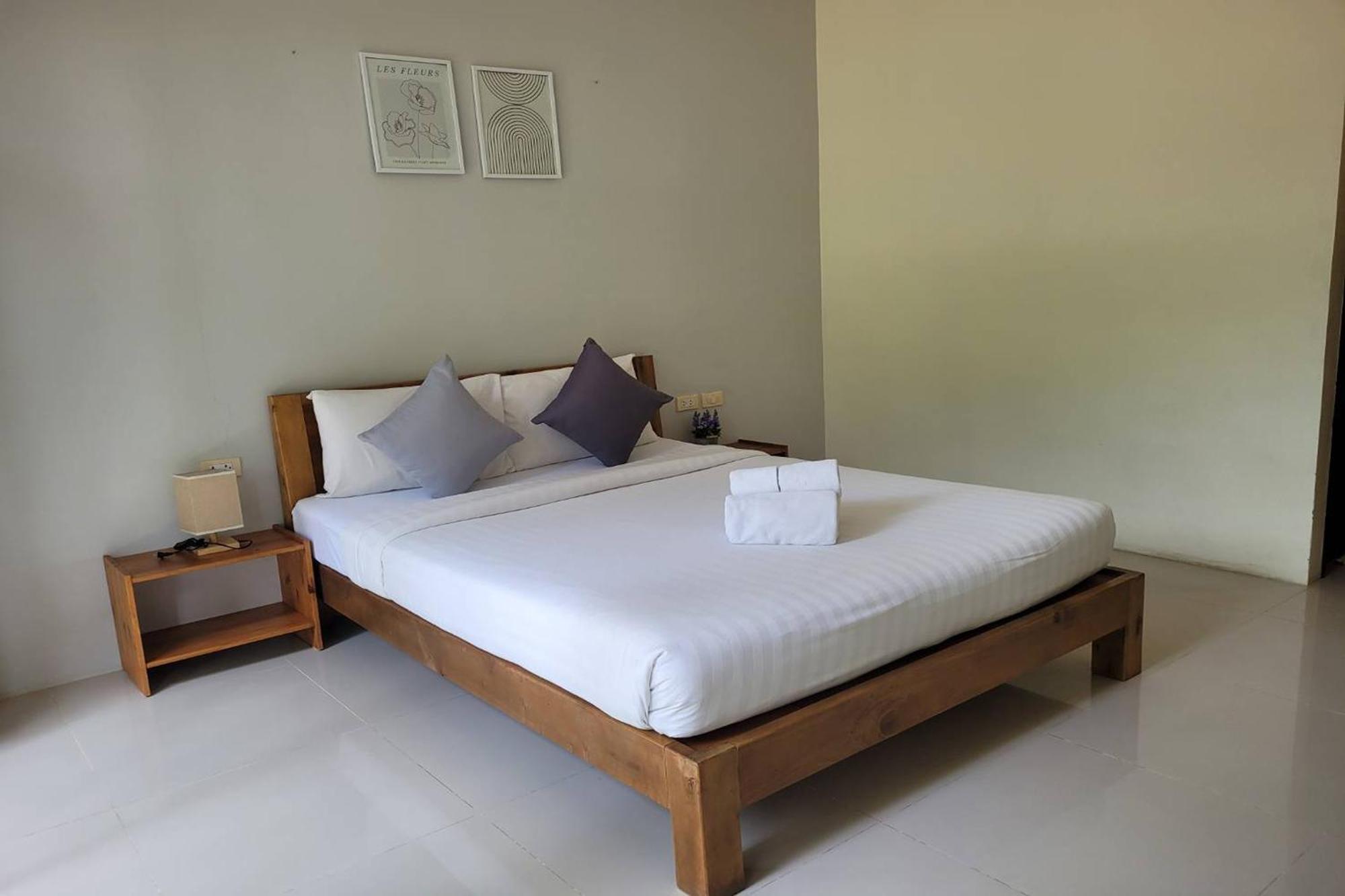 Snooze Phuket - Free Shuttle To Bang Rong Pier Hotel 3*