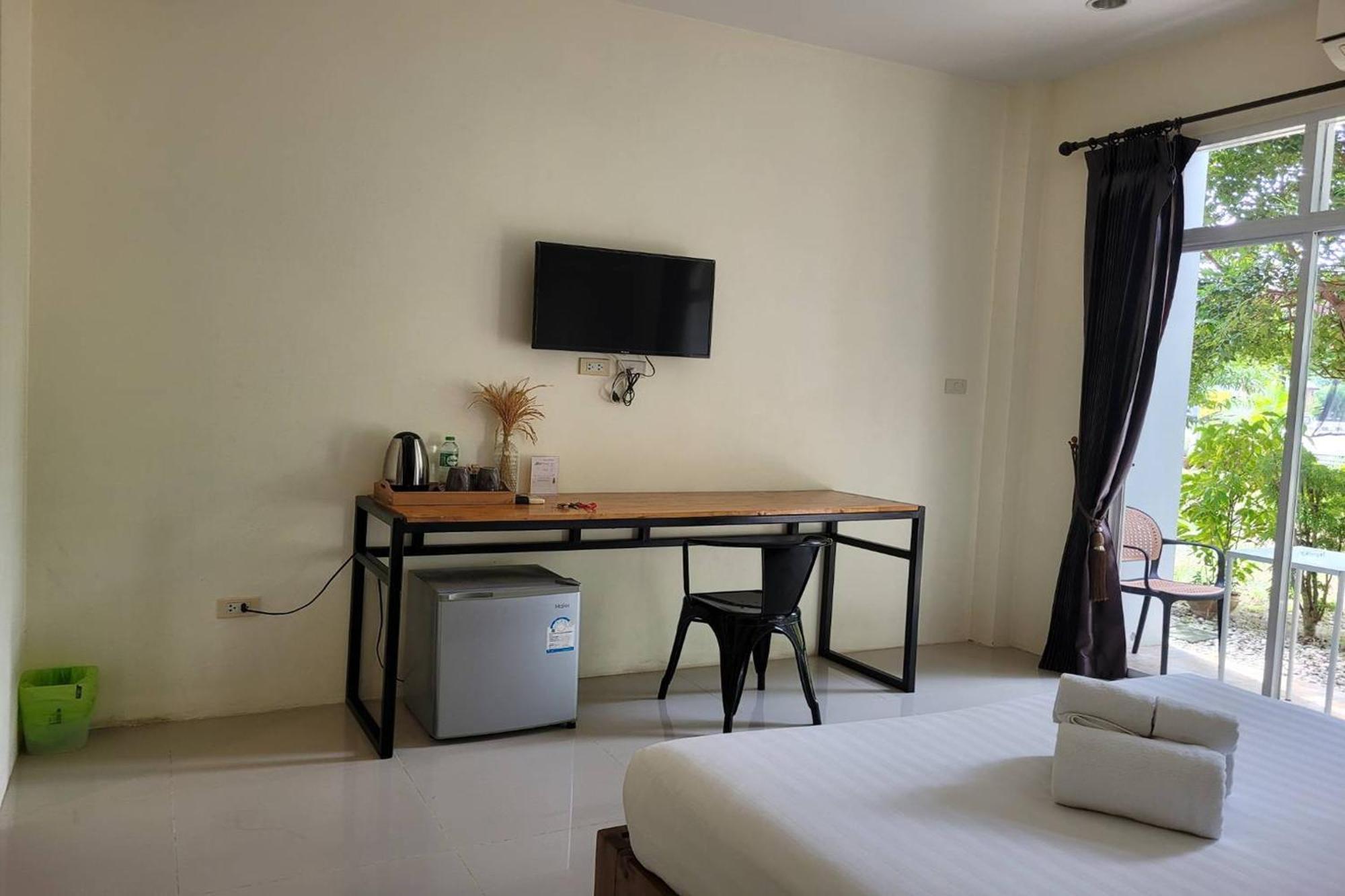 Snooze Phuket - Free Shuttle To Bang Rong Pier Hotel 3*