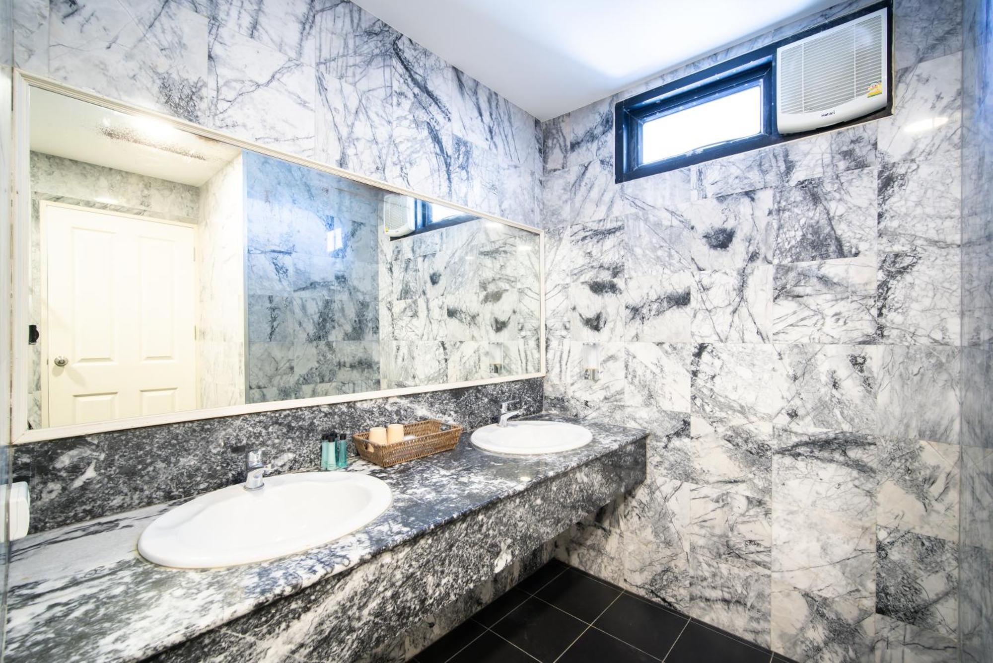 Tower Superior Seaview 4br210 Apartment