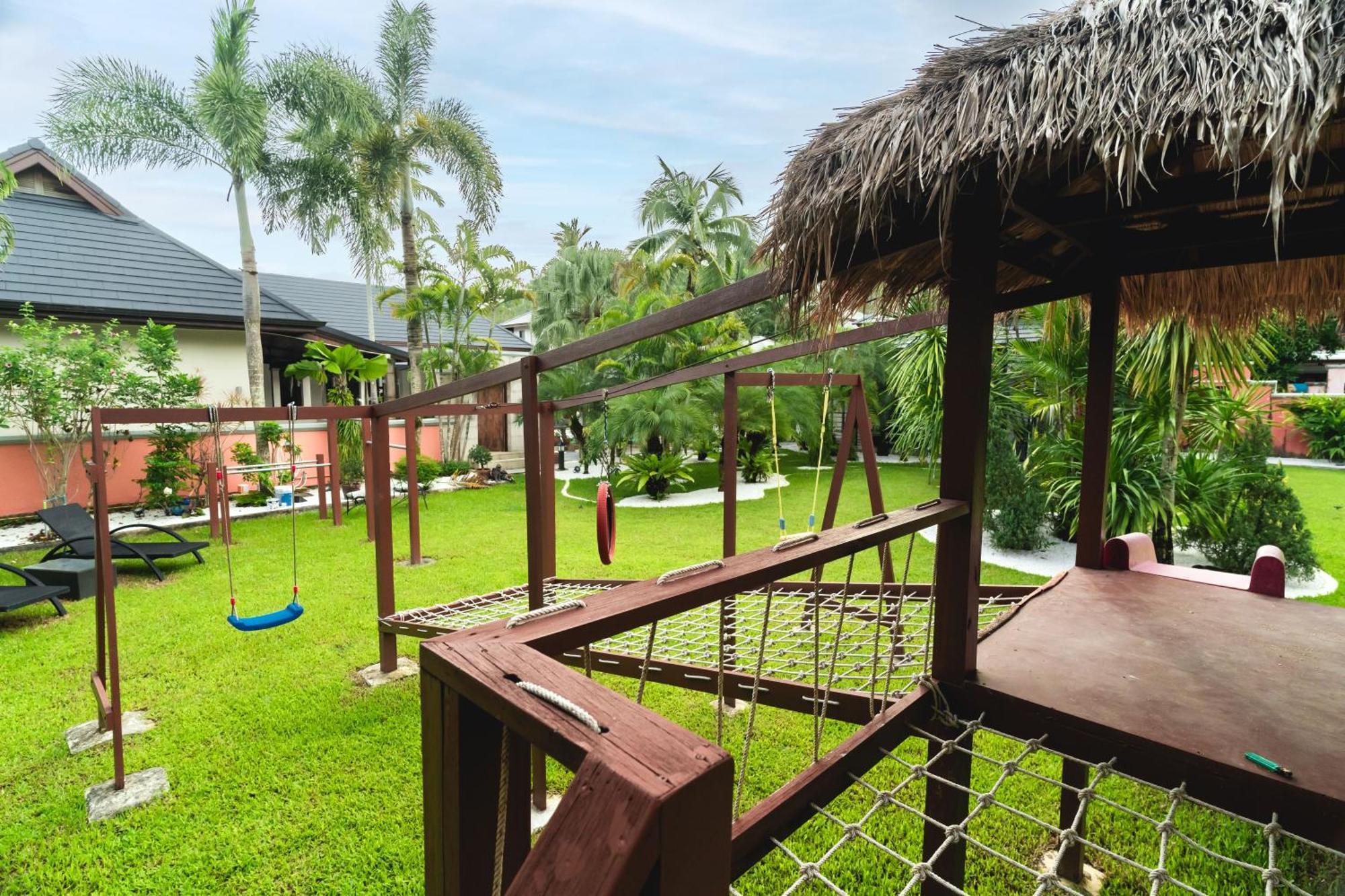 Banyak | Luxury 4br With Terrace And Personal Playground Holiday home
