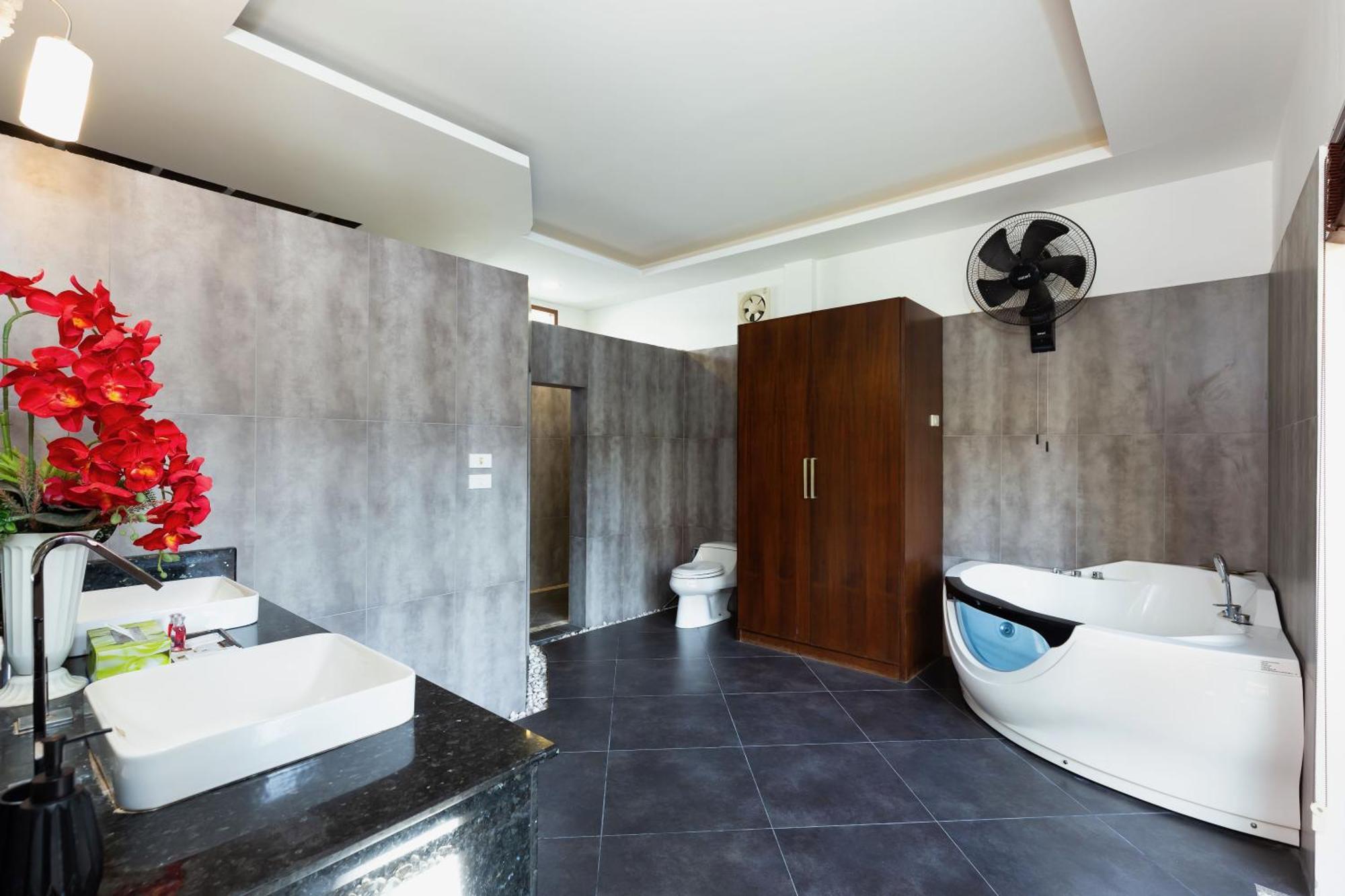 Extraordinary Courtyard 6br Pool Sri Suri, Naiharn Villa Rawai