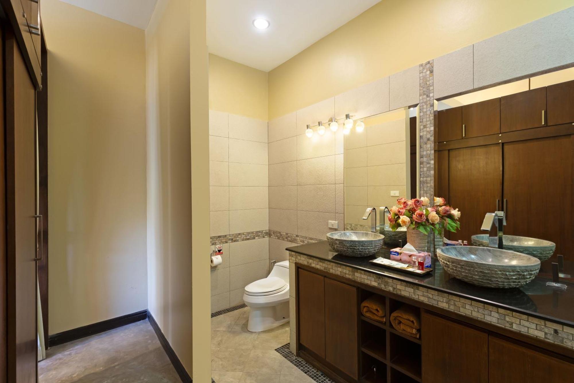 Villa Extraordinary Courtyard 6br Pool Sri Suri, Naiharn *