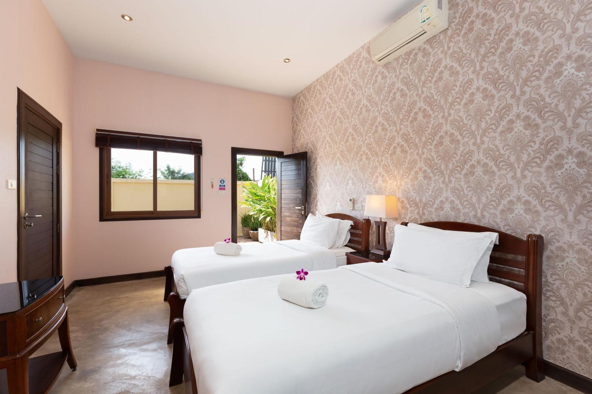 Extraordinary Courtyard 6br Pool Sri Suri, Naiharn *