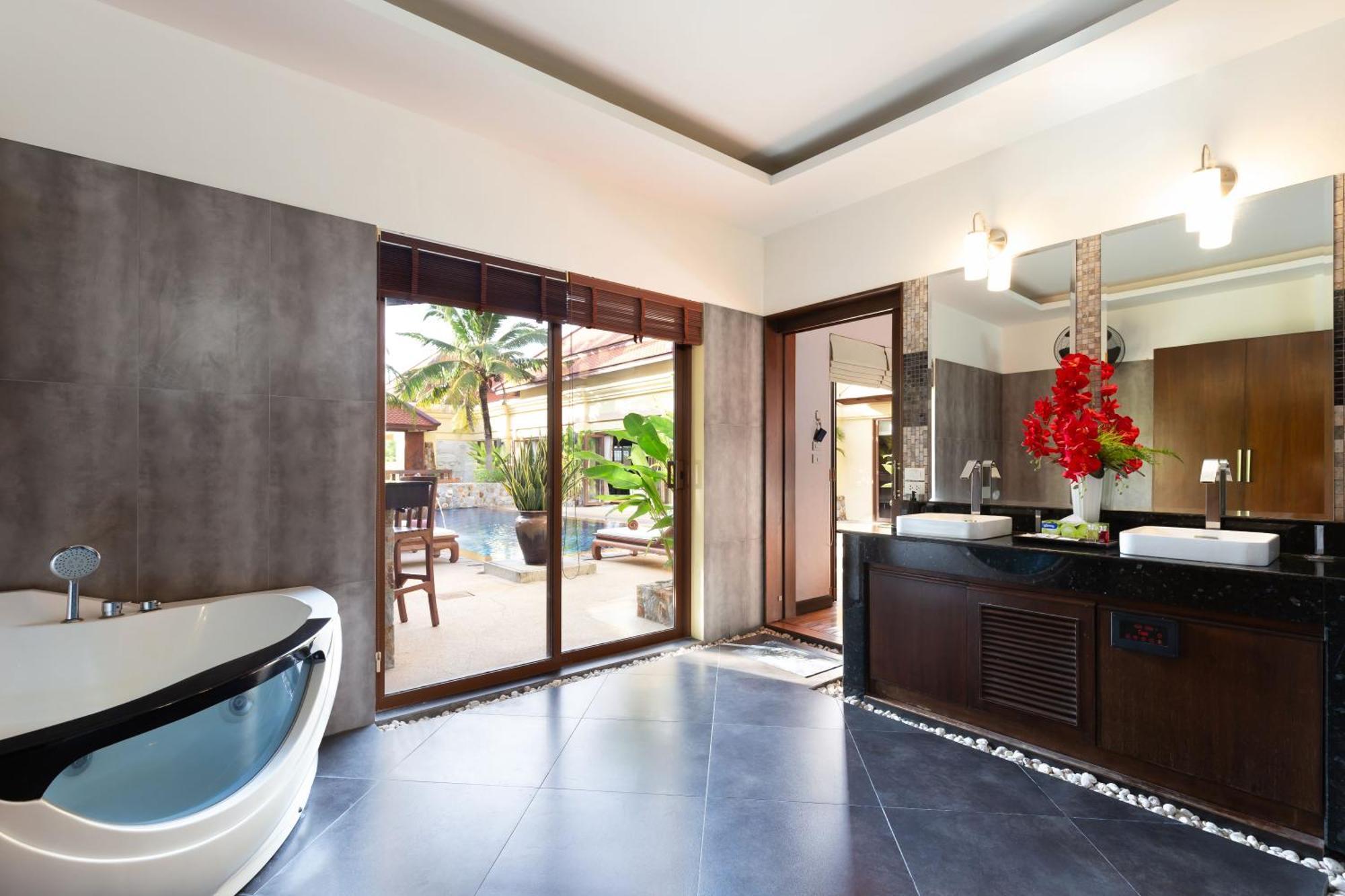 Extraordinary Courtyard 6br Pool Sri Suri, Naiharn Villa