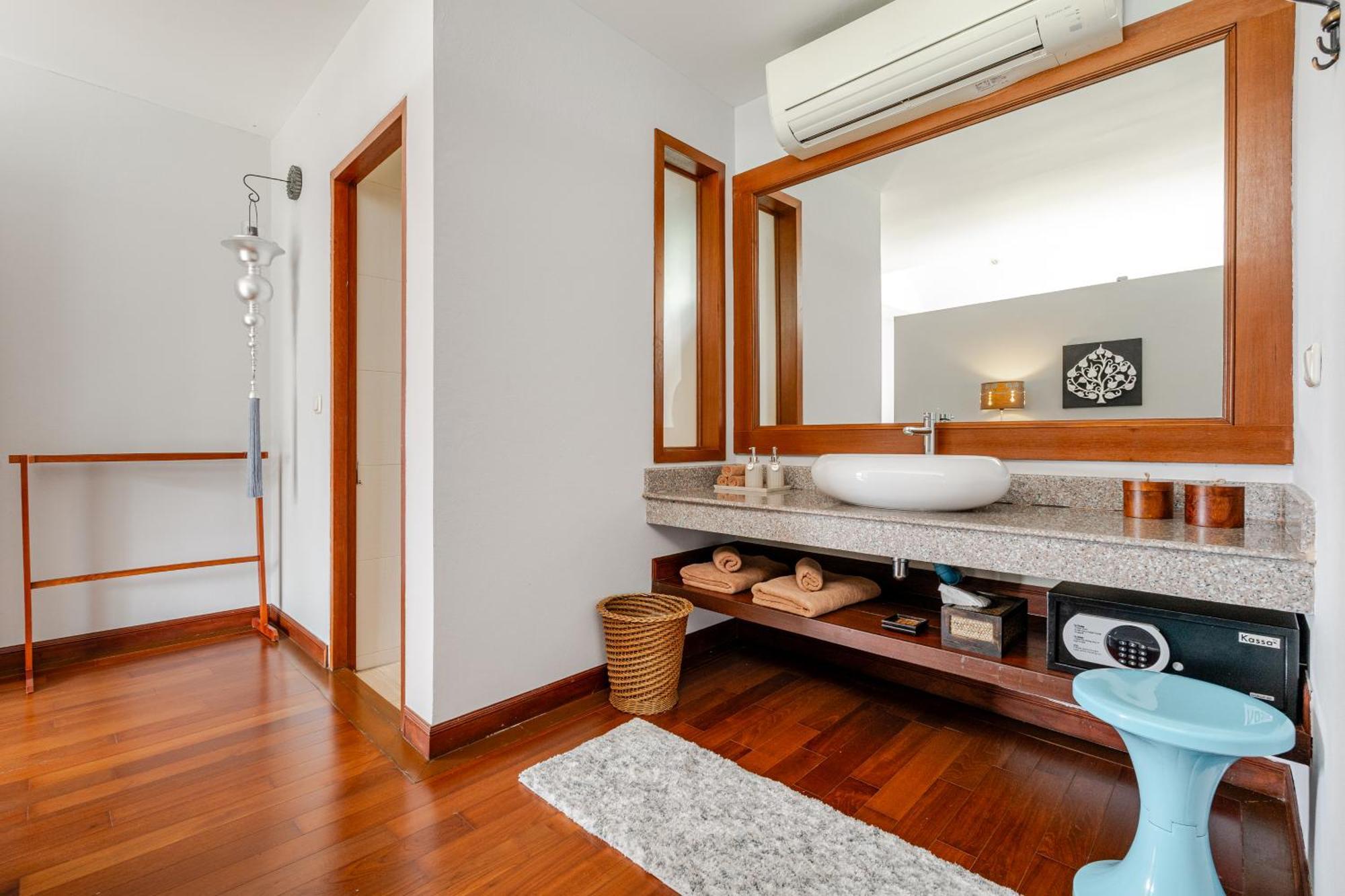 Villa Luxury 4br With Pool & Ocean Views On *