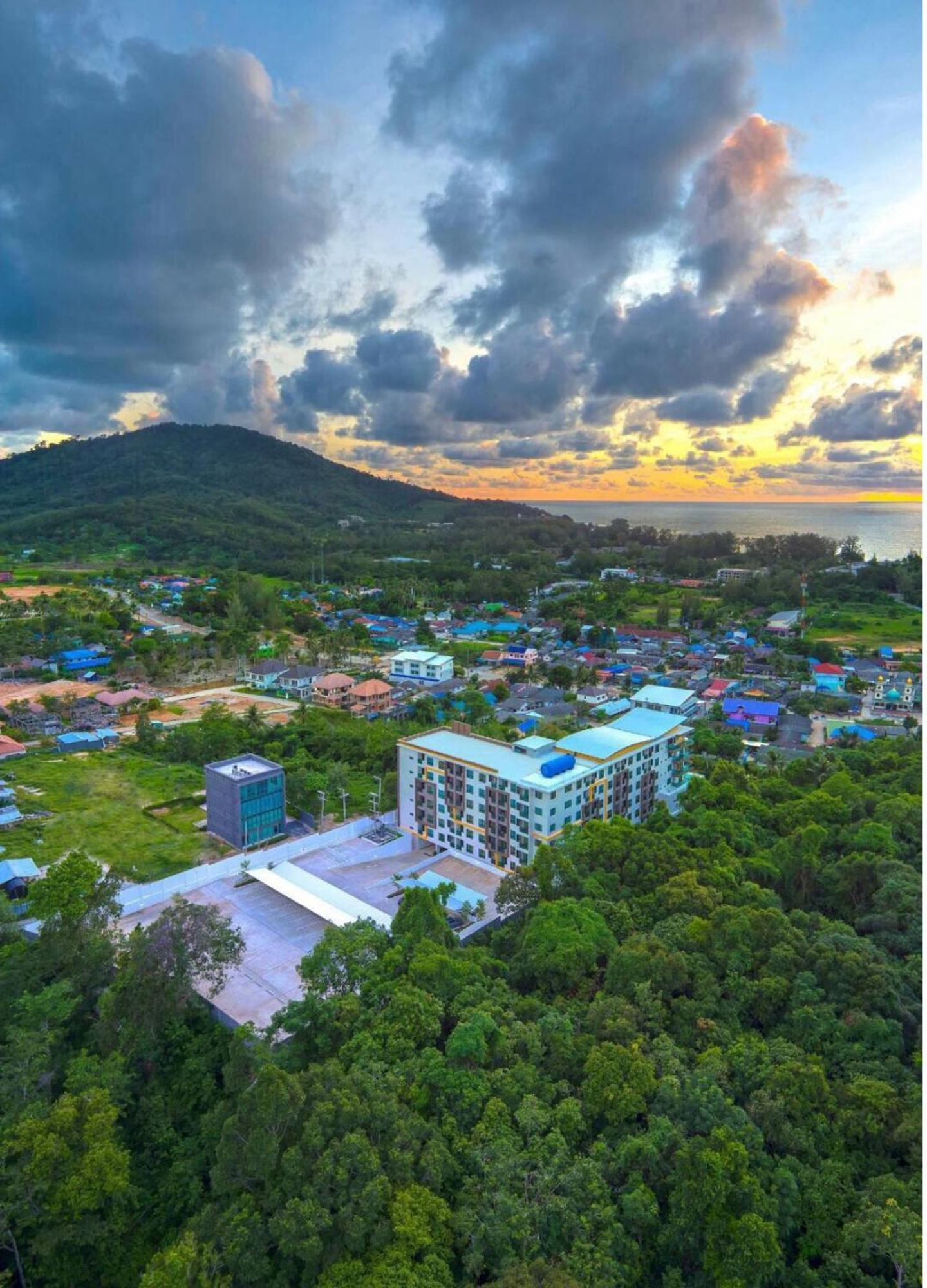 Holiday home 1br Terrace, Pool, Gym Near Nai Yang
