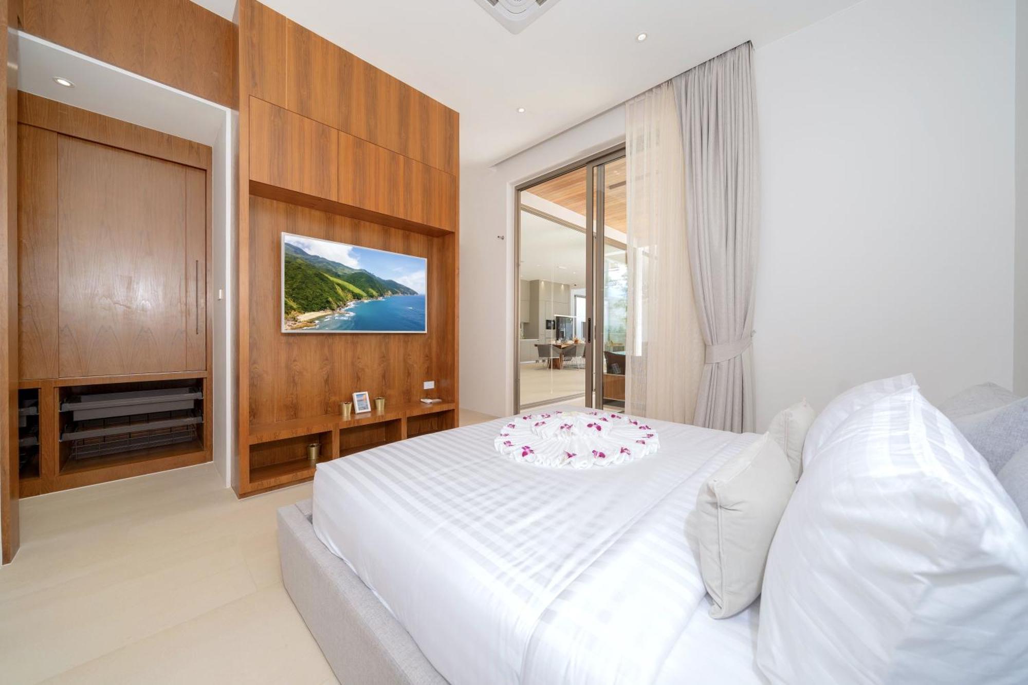 Brand-new & Luxury 5br Pool Trinity C2 * Ban Pak Lak