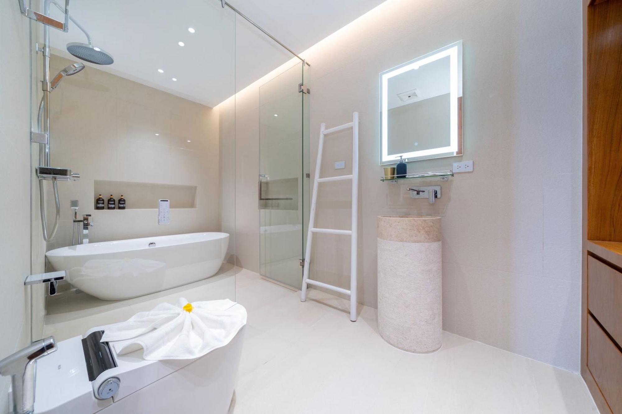 Brand-new & Luxury 5br Pool Trinity C2 Apartment