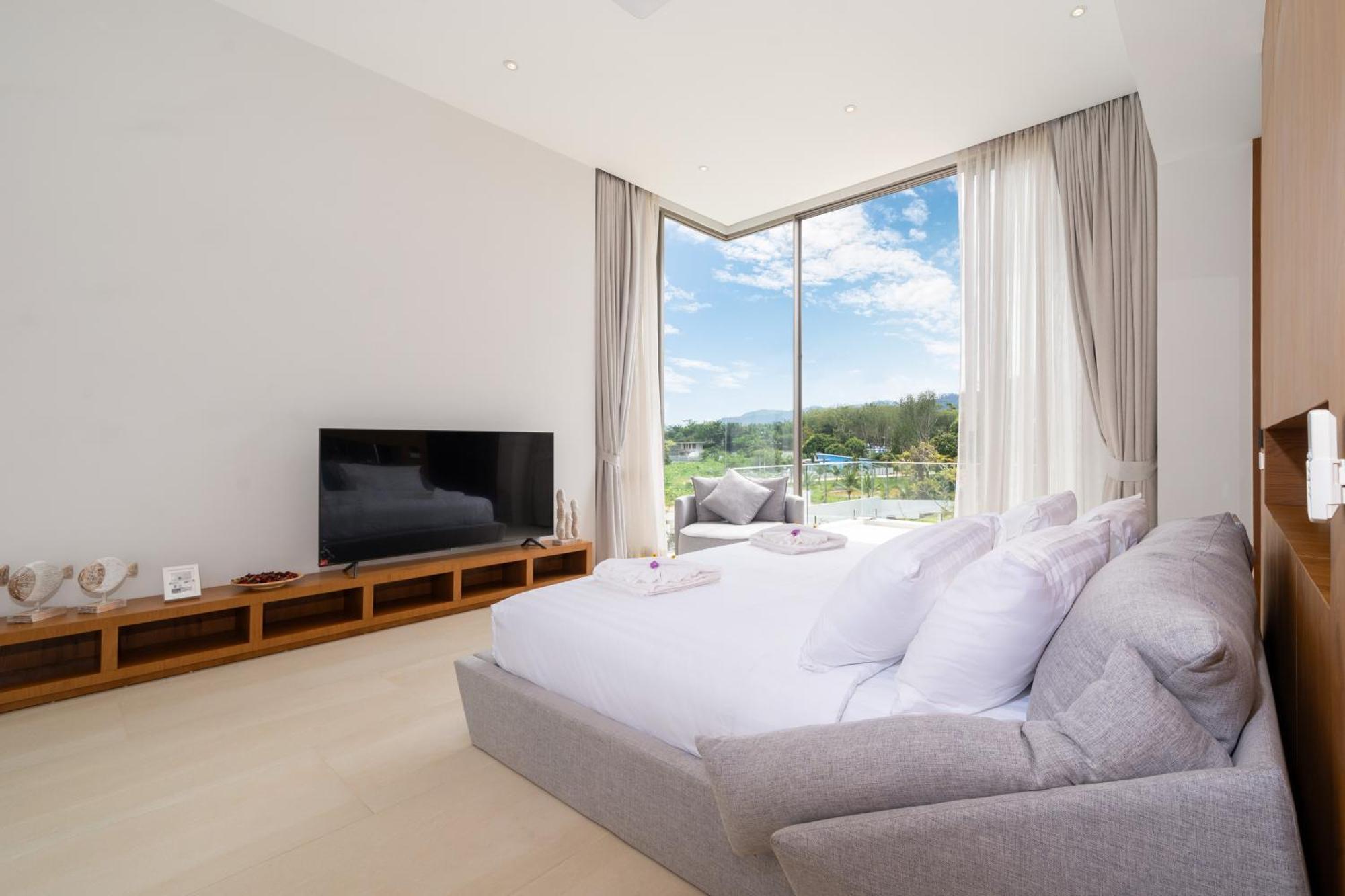 Modern Masterpiece With Tropical Flair! 5br Trinity C4 Villa *