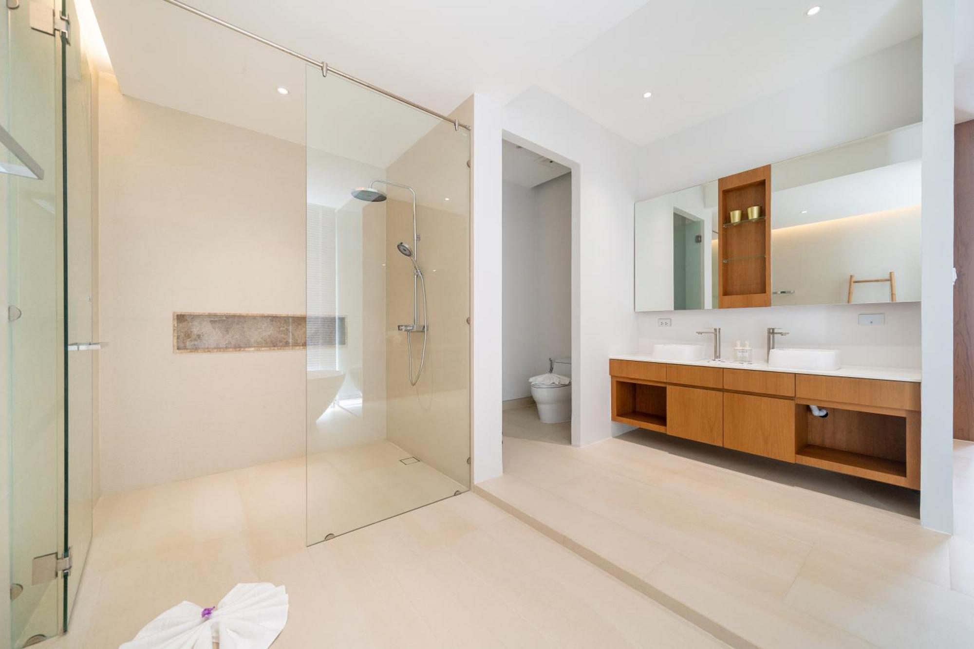 Villa Modern Masterpiece With Tropical Flair! 5br Trinity C4