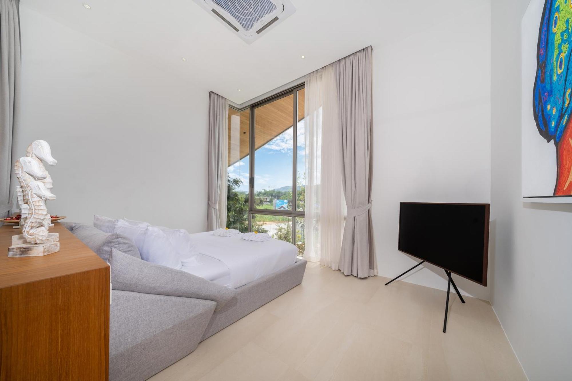 Villa Modern Masterpiece With Tropical Flair! 5br Trinity C4