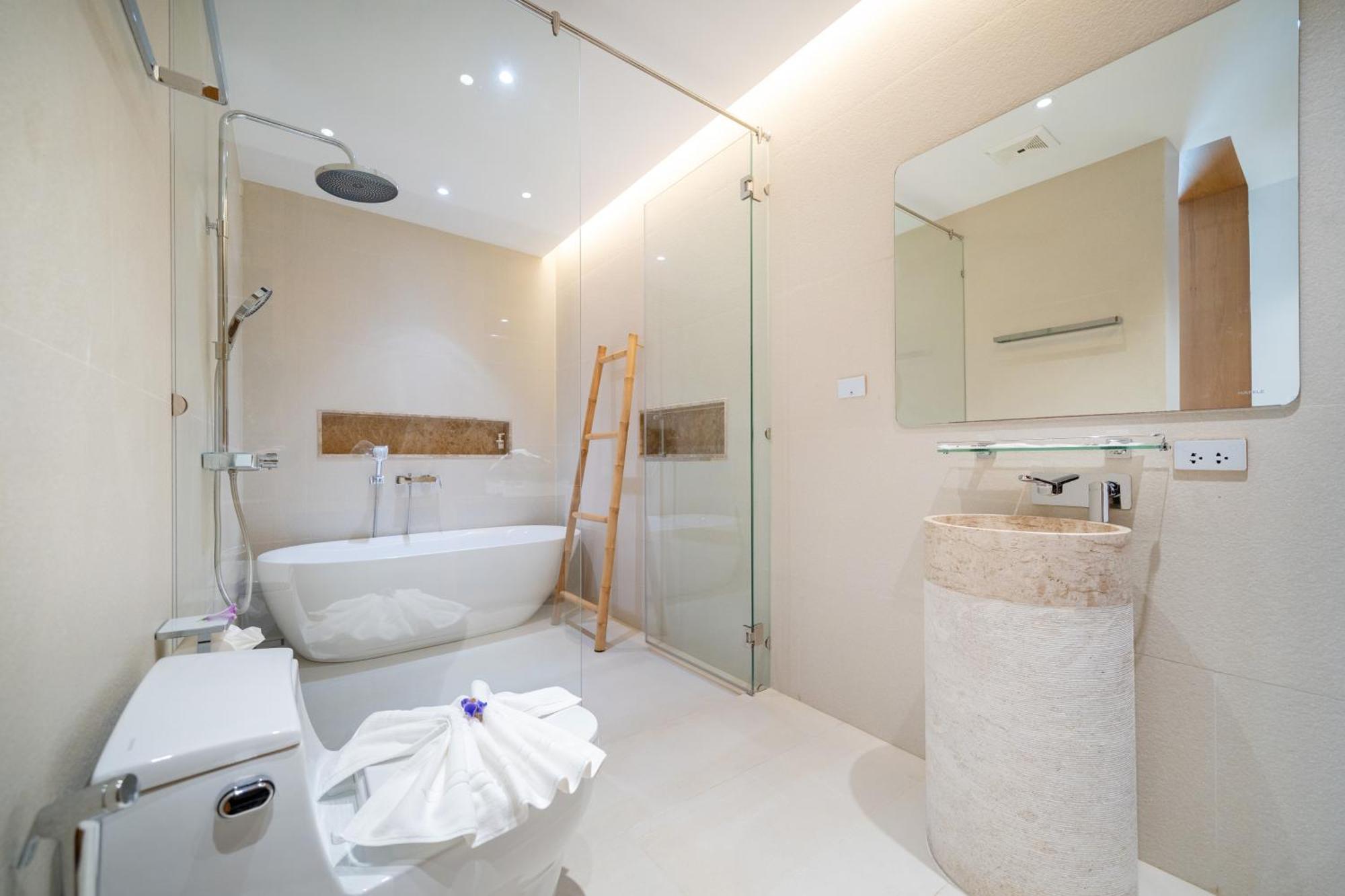 Modern Masterpiece With Tropical Flair! 5br Trinity C4