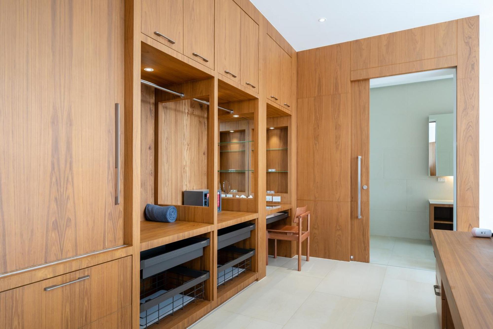Modern Masterpiece With Tropical Flair! 5br Trinity C4