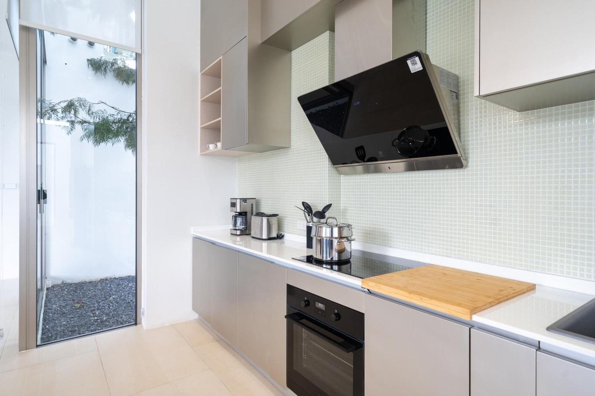 Modern Masterpiece With Tropical Flair! 5br Trinity C4 Villa