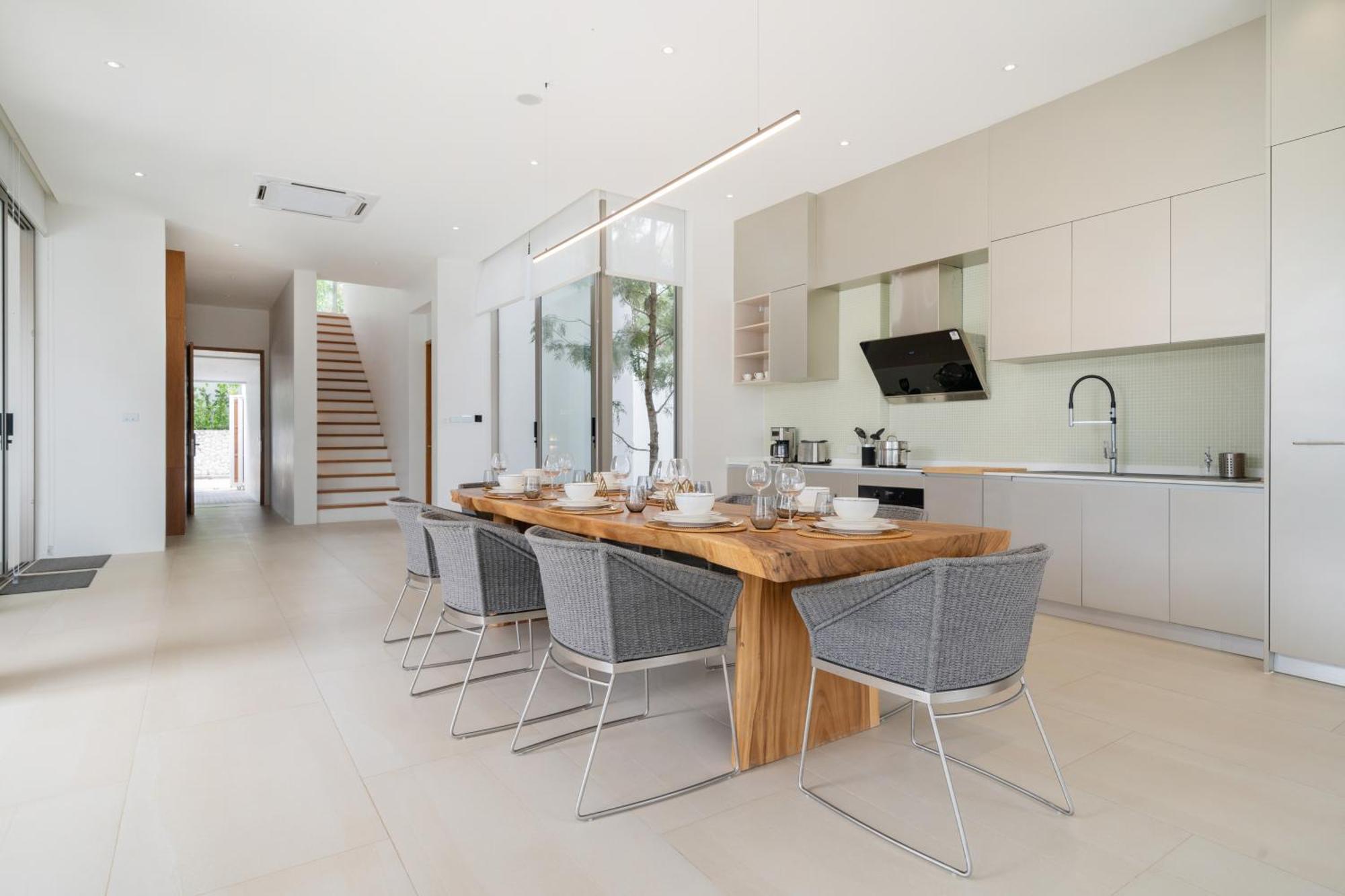 Modern Masterpiece With Tropical Flair! 5br Trinity C4