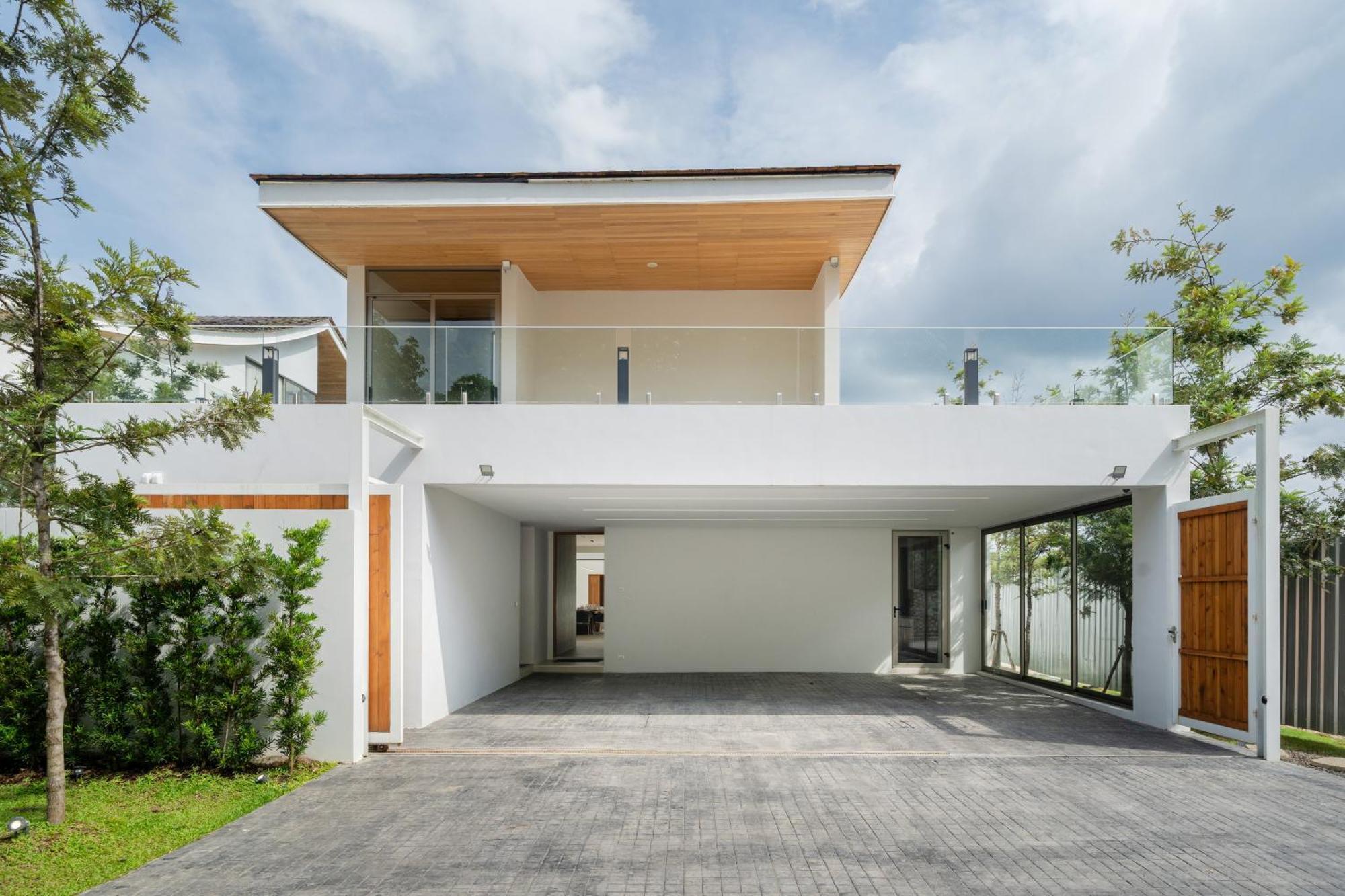Modern Masterpiece With Tropical Flair! 5br Trinity C4